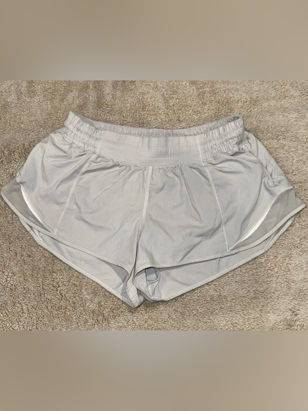 Lululemon Athletica Women’s Low Rise Size 8 Hotty Hot 2” Athletic Shorts